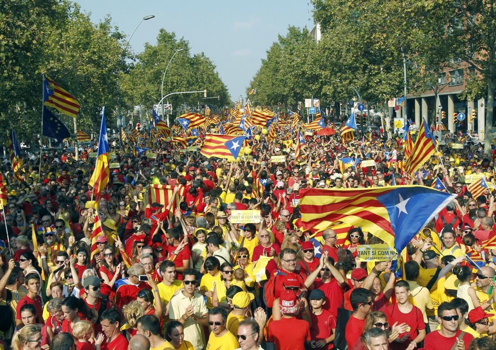 Foto: Manifestación de apoyo a la consulta en las calles de Barcelona. (Efe/Andreu Dalmau)