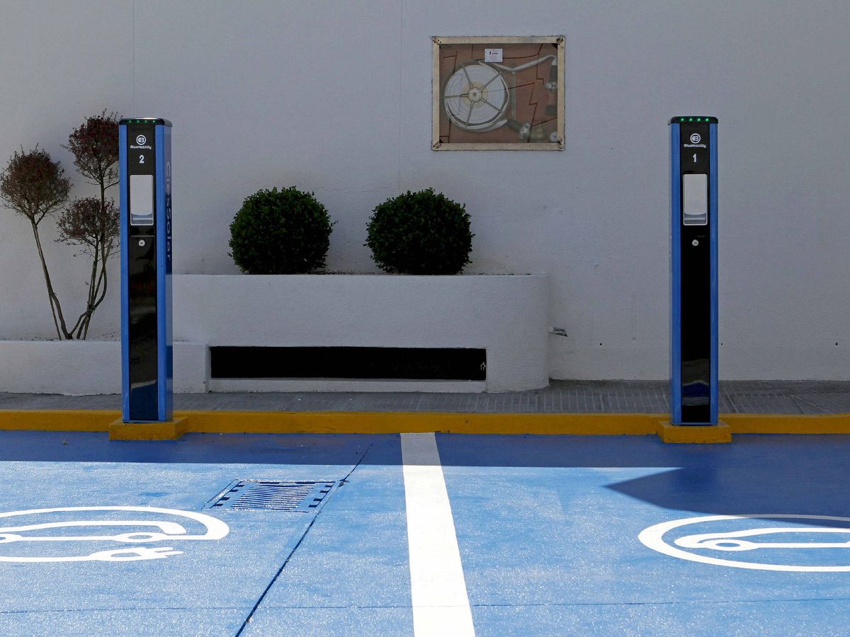 Foto: Dos puntos de recarga para coches eléctricos. (EFE/Salvador Sas)