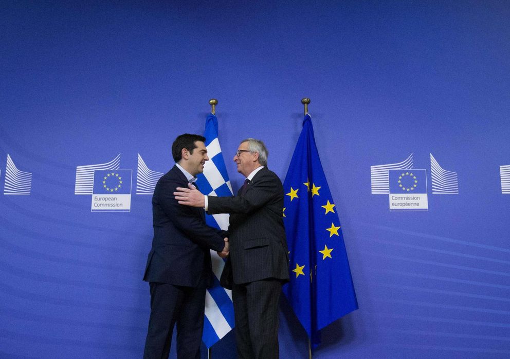 Foto: El presidente de la Comisión Europea, Jean-Claude Juncker, da la bienvenida al nuevo primer ministro griego, Alexis Tsipras, en Bruselas el 4 de febrero (Reuters).