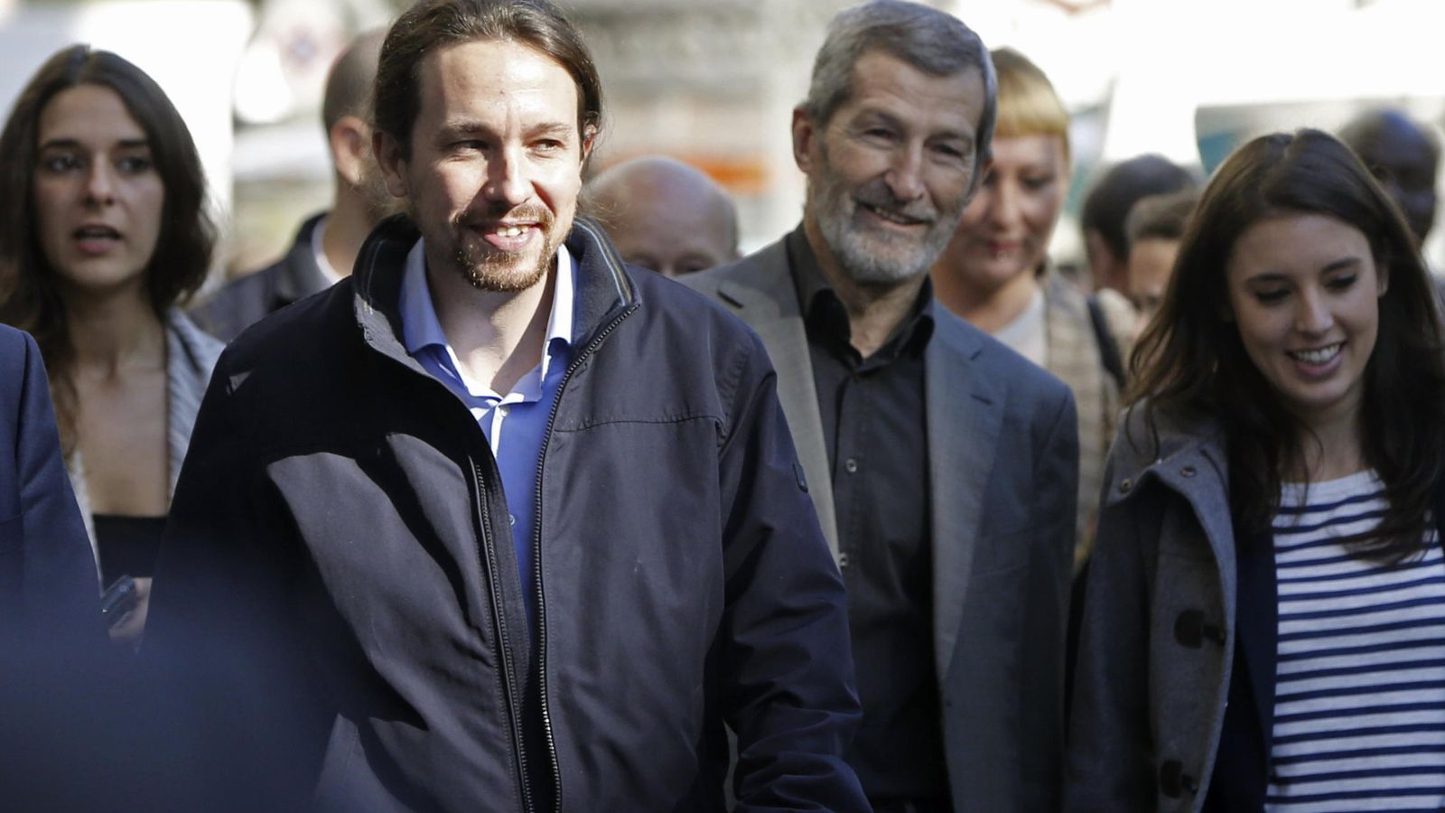 Foto: El secretario general de Podemos, Pablo Iglesias (2i), junto al exjefe del Estado Mayor de la Defensa José Julio Rodríguez (2d). (EFE)