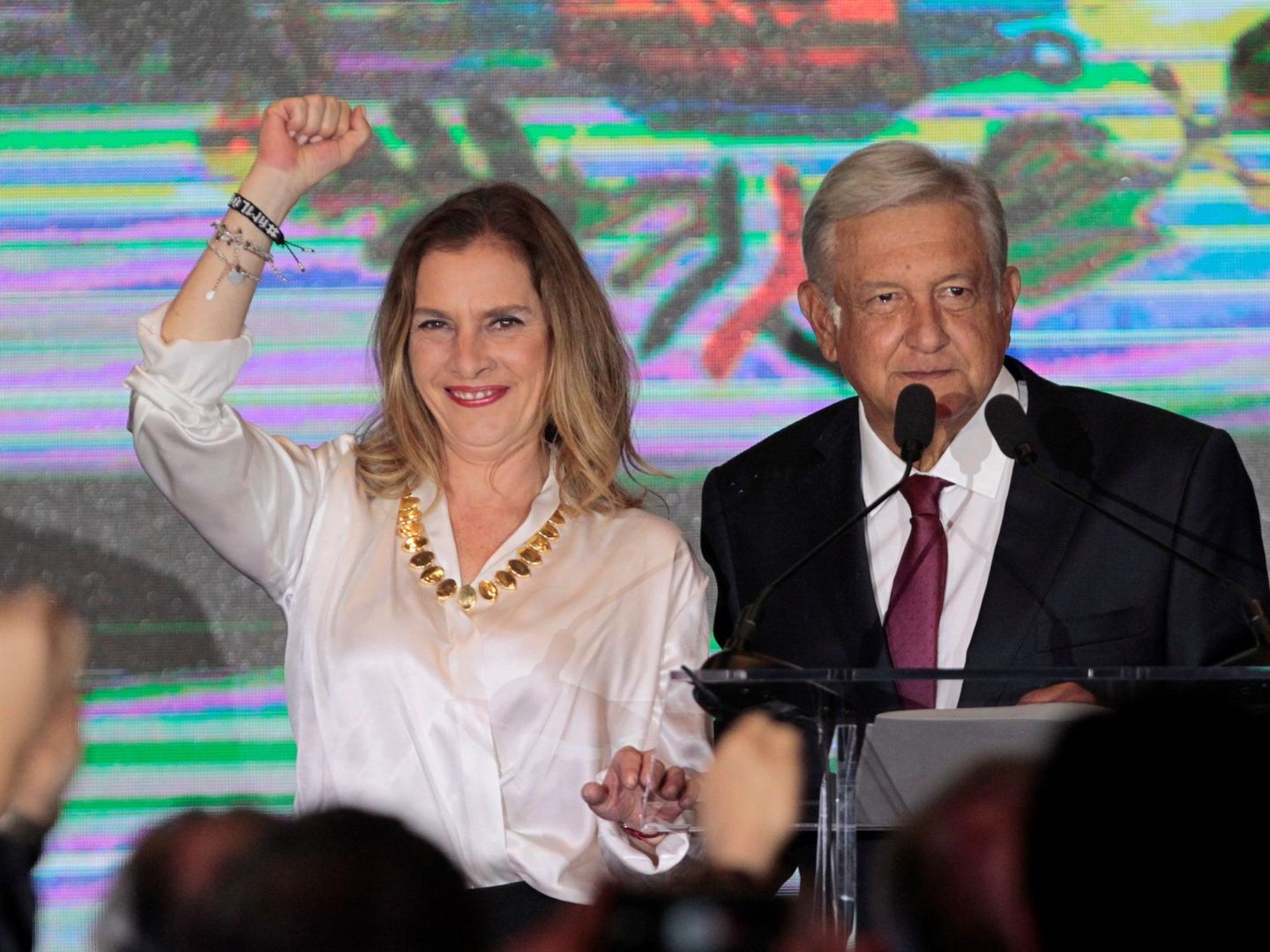 Manuel López Obrador, con su mujer. (EFE)