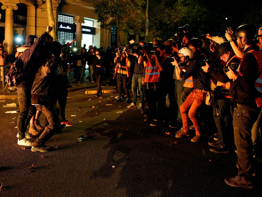 Foto: Imagen de manifestantes posando frente a los fotógrafos. (Reuters)
