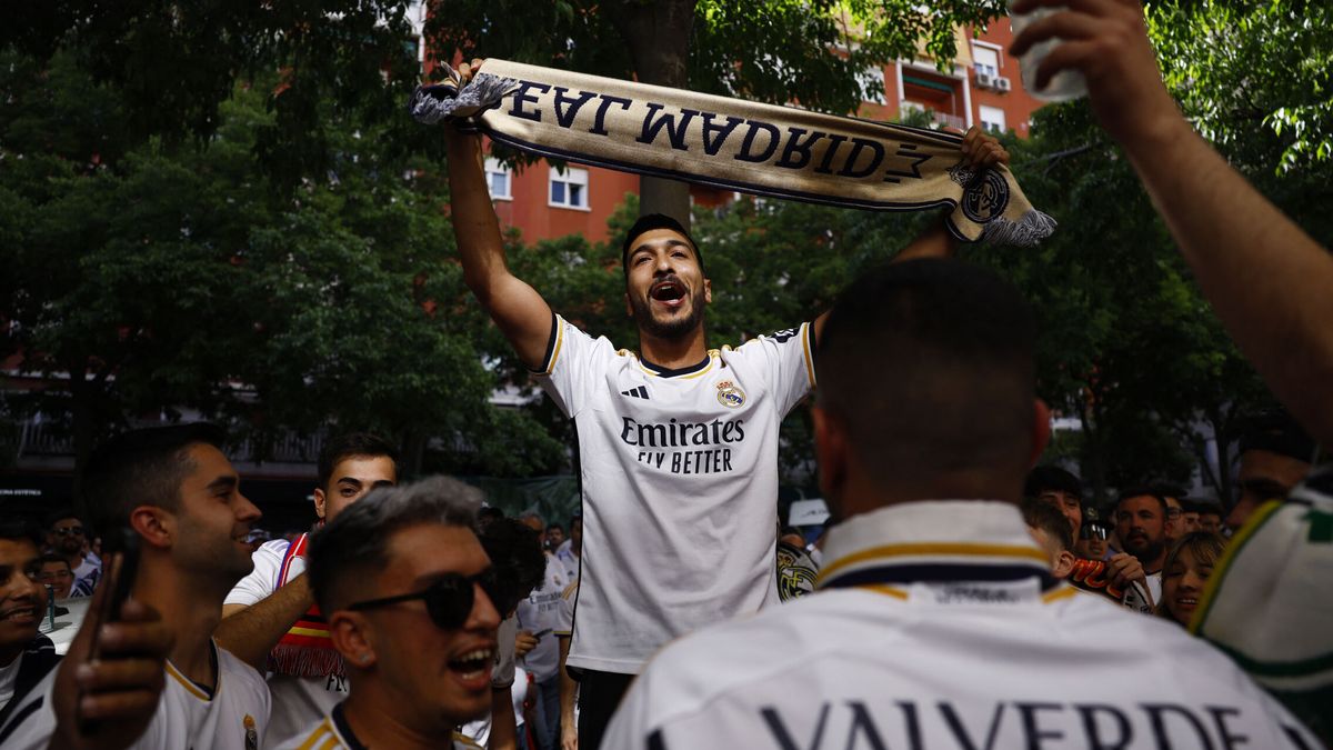 Locura total en la llegada del autobús del Real Madrid al estadio Santiago Bernabéu