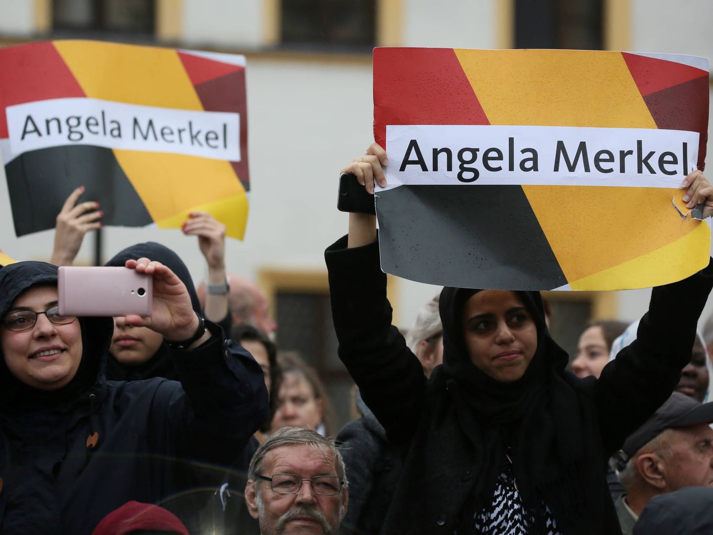Refugiados sirios apoyan a Merkel en un mitin de campaña en Torgau, Alemania. (Reuters)