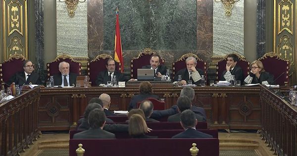 Foto: Captura de la señal institucional del Tribunal Supremo de un momento de una sesión del juicio del 'procés'. (EFE)