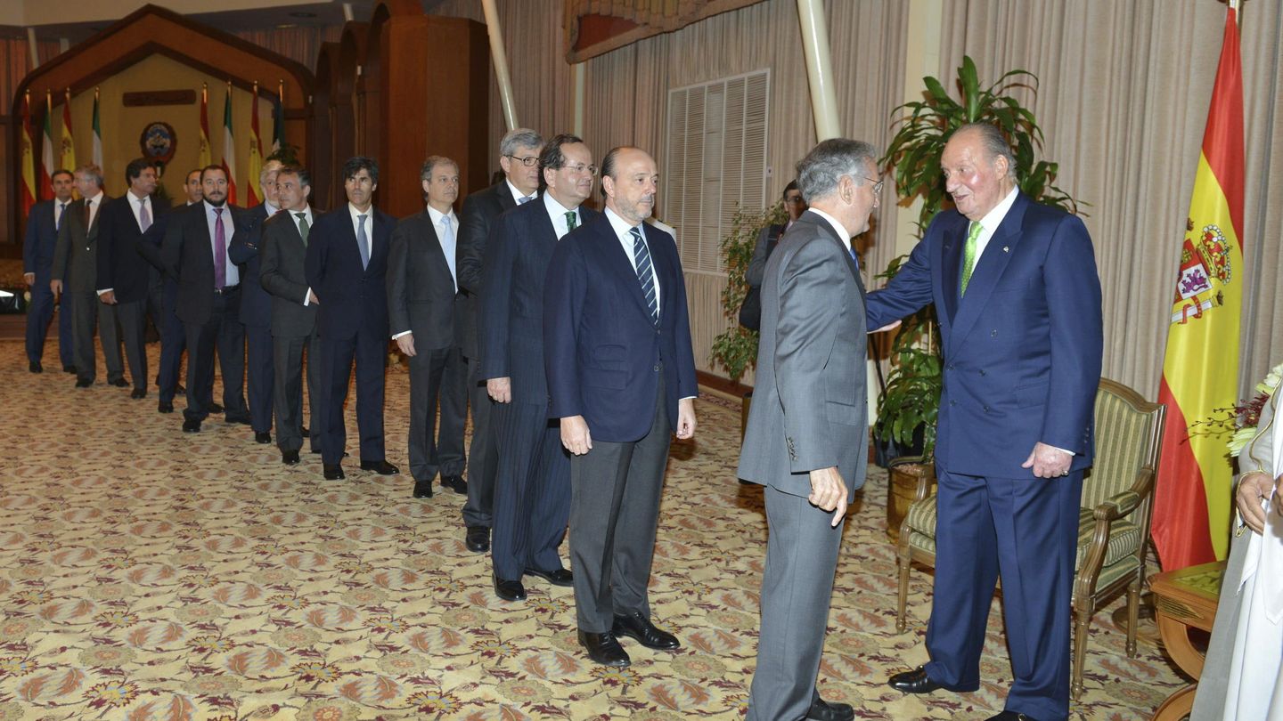El rey Juan Carlos I saluda a empresarios en una visita a Kuwait. (EFE)