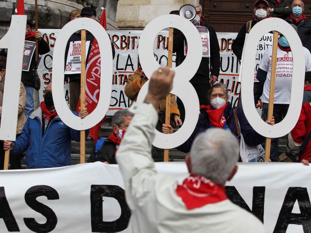 Foto: Manifestación de pensionistas en Bilbao reclamando una pensión mínima de 1.080 euros al mes. (EFE)