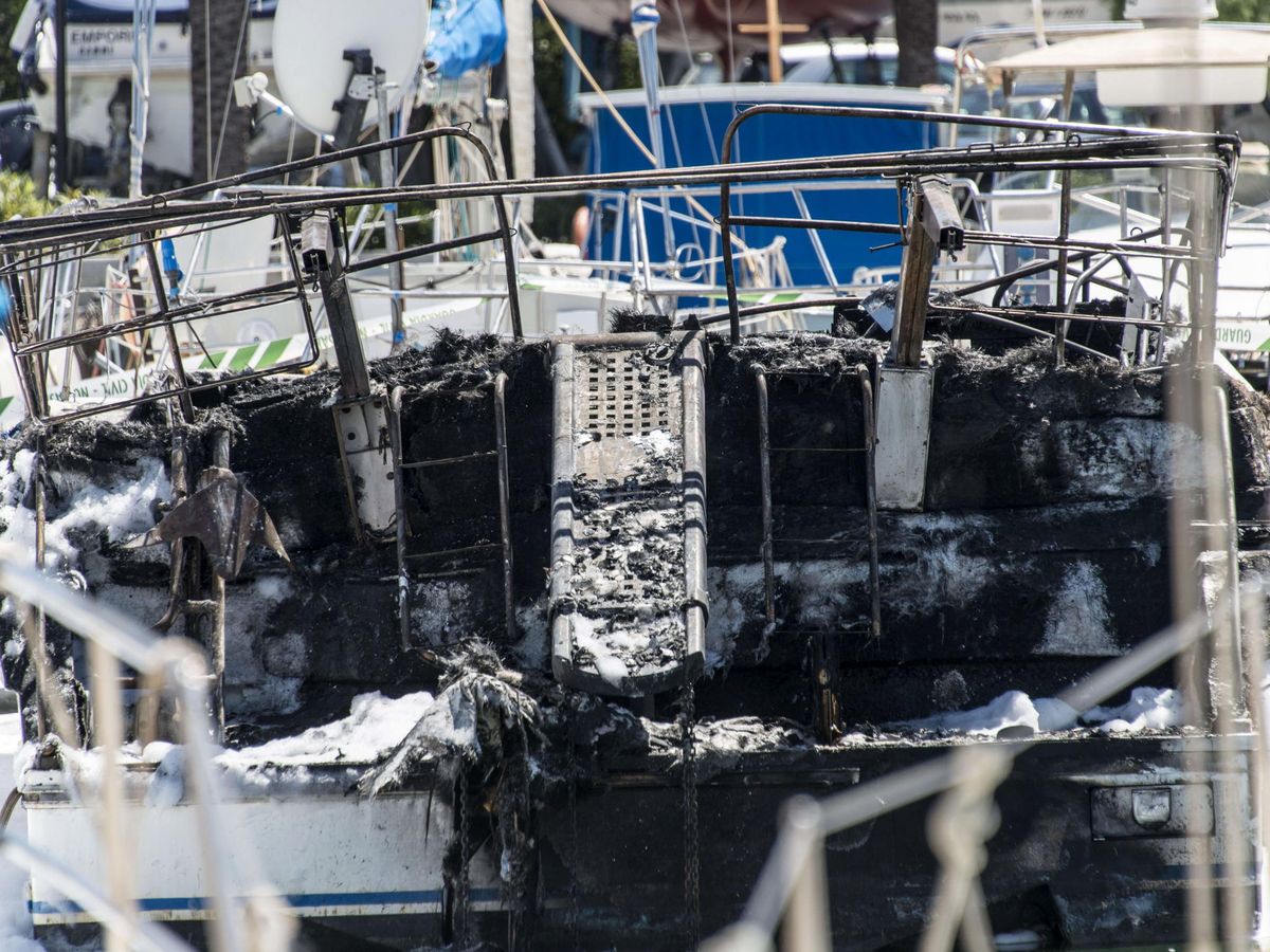 Foto: Vista de un velero afectado por un incendio. (EFE/Cati Cladera)