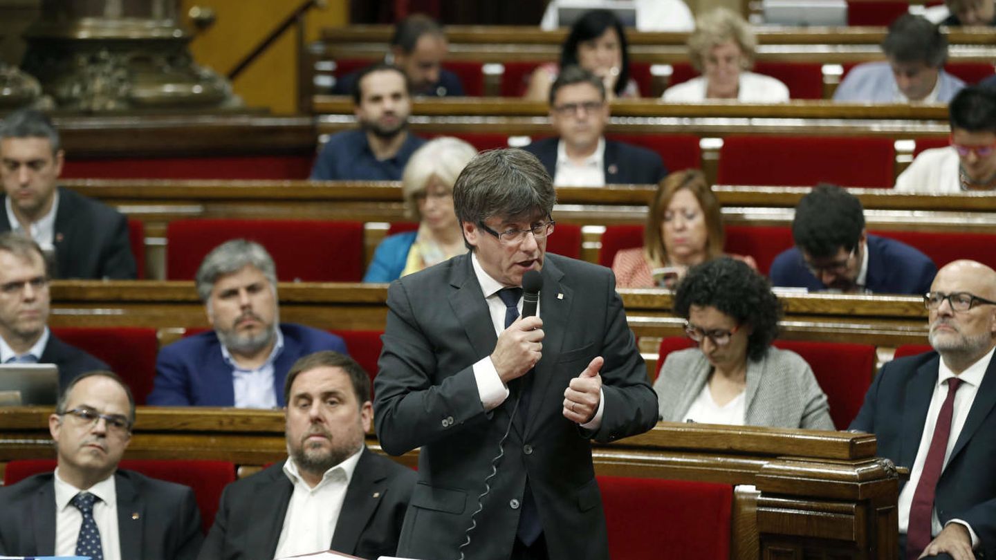 El presidente de la Generalitat, Carles Puigdemont, este miércoles en el pleno del Parlament. (EFE)