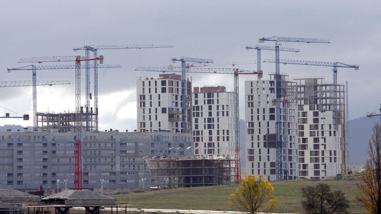 Foto: Imagen de archivo de varios edificios de viviendas en construcción (EFE)