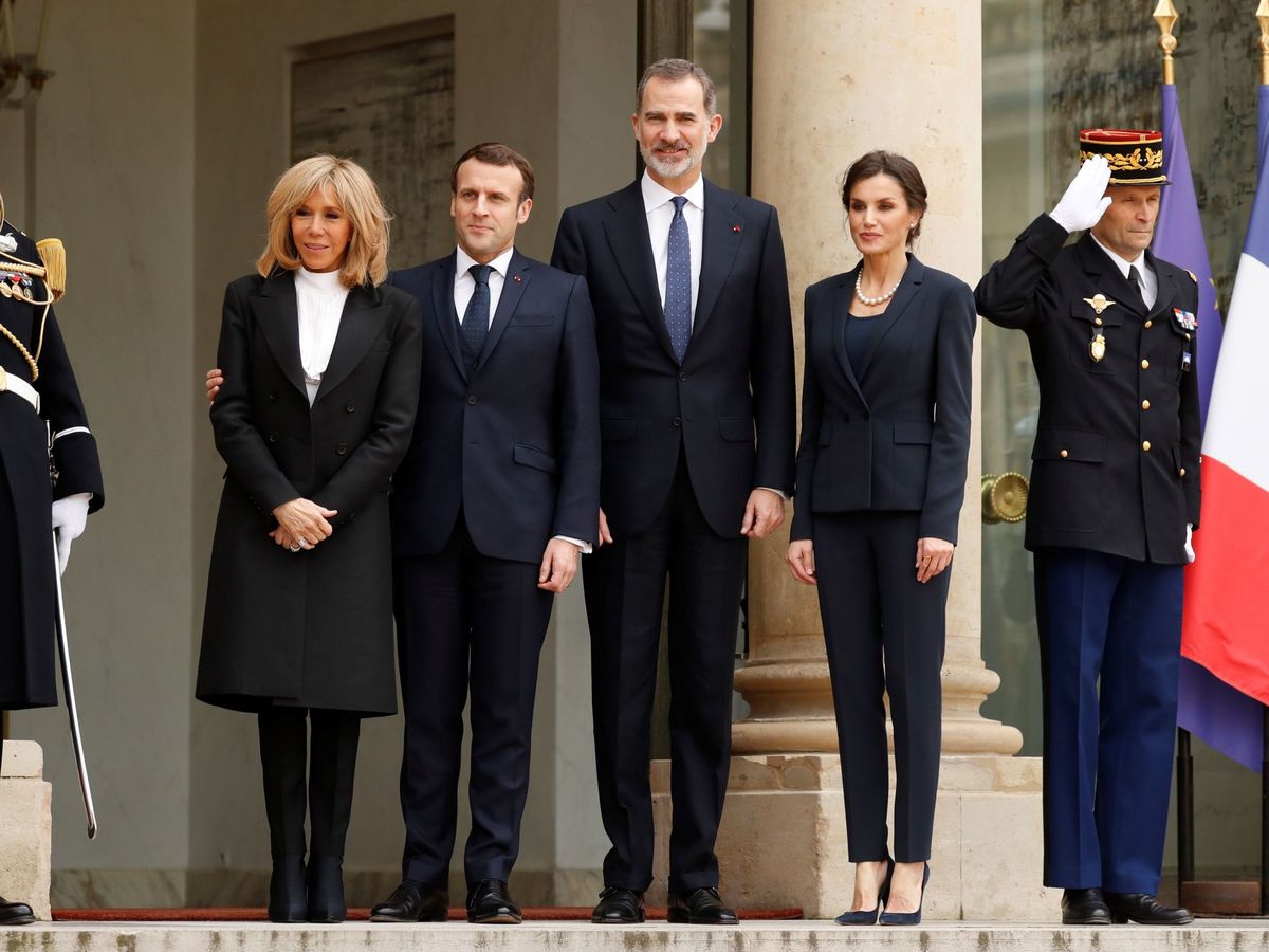 Foto: Los Reyes, en París con el matrimonio Macron. (EFE)
