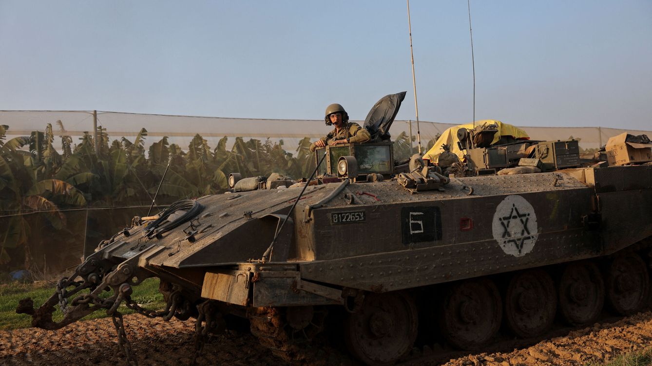 Foto: Un soldado israelí viaja en un vehículo blindado de transporte de tropas. (Reuters/Violeta Santos Moura)
