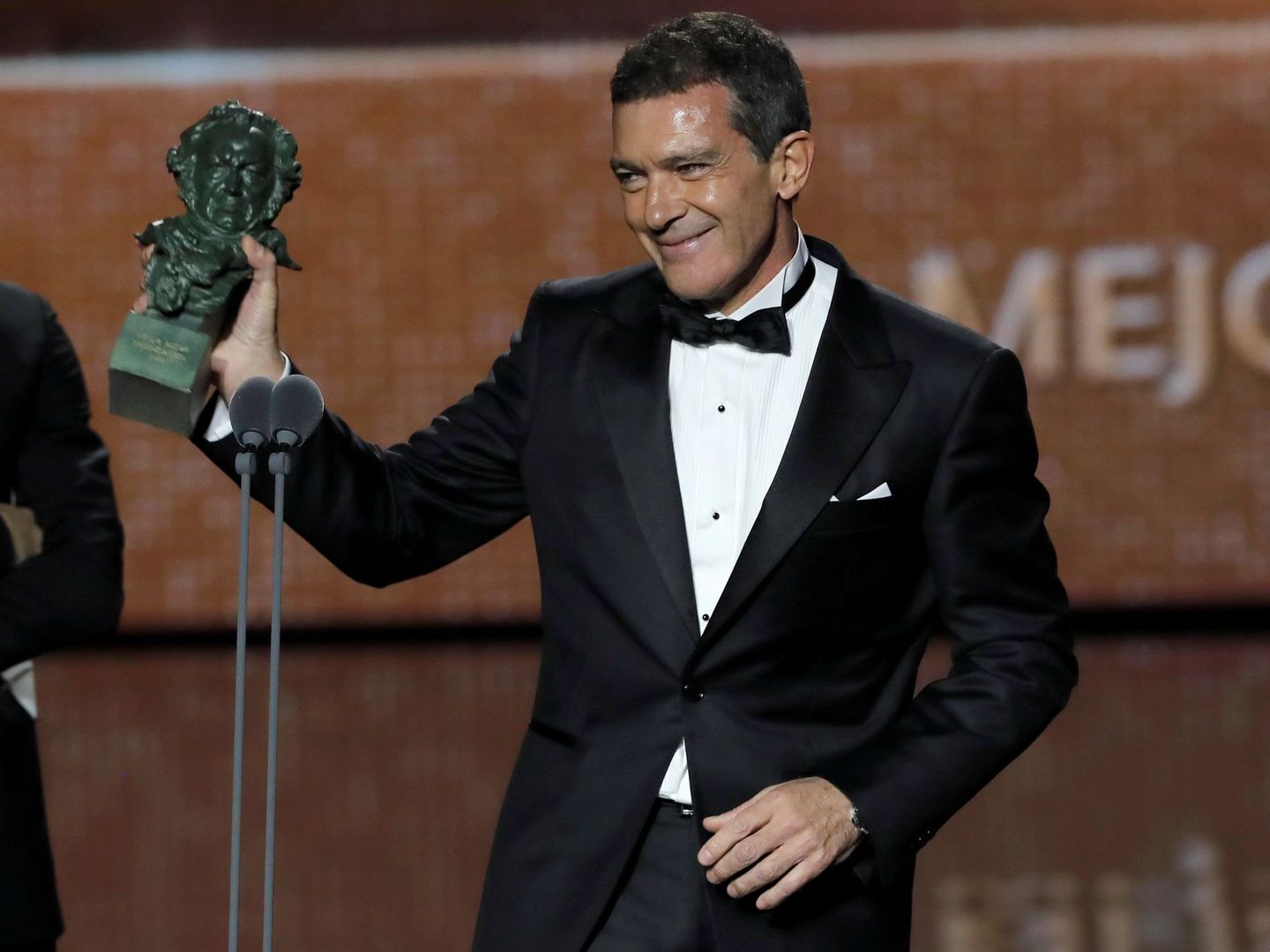 El actor Antonio Banderas recibe el Goya al mejor actor protagonista por su trabajo en 'Dolor y Gloria'. (EFE)
