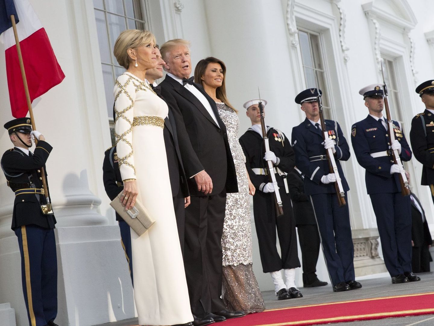 Brigitte Macron, en Washington, con un vestido similar al que llevó anoche. (EFE)
