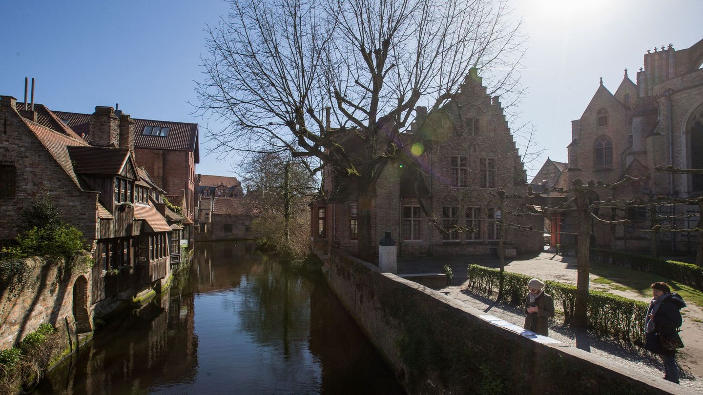 Un canal vacío en Brujas, Bélgica, a finales de marzo de 2020 (EFE)