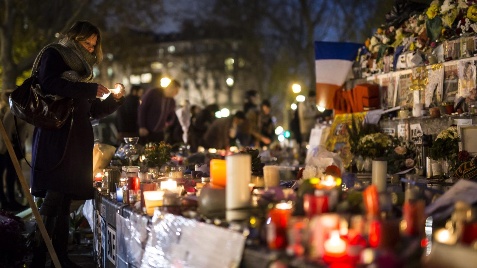 Foto: El Monumento a la República en París, convertido en un homenaje a las víctimas de los atentados terroristas del pasado 13 de noviembre. (EFE)