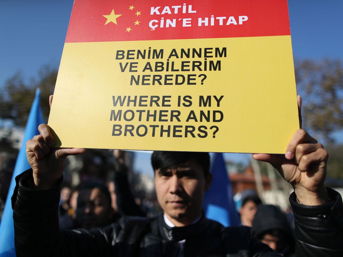 Foto: Activistas musulmanes, en Turquía, protestando contra los abusos de China contra los uigures en Xinjiang. (Reuters)