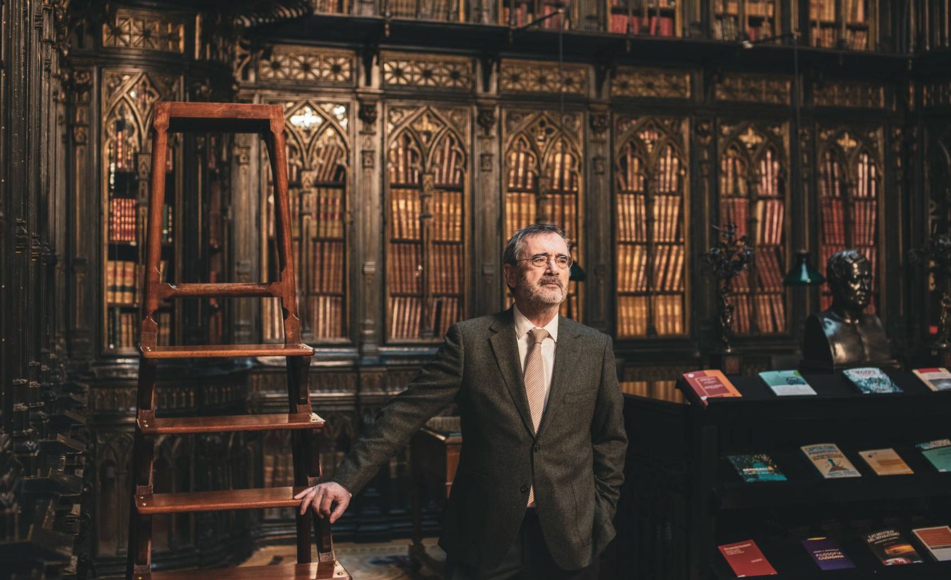 Foto: Manuel Cruz en la biblioteca del Senado. (Jorge Álvaro Manzano)