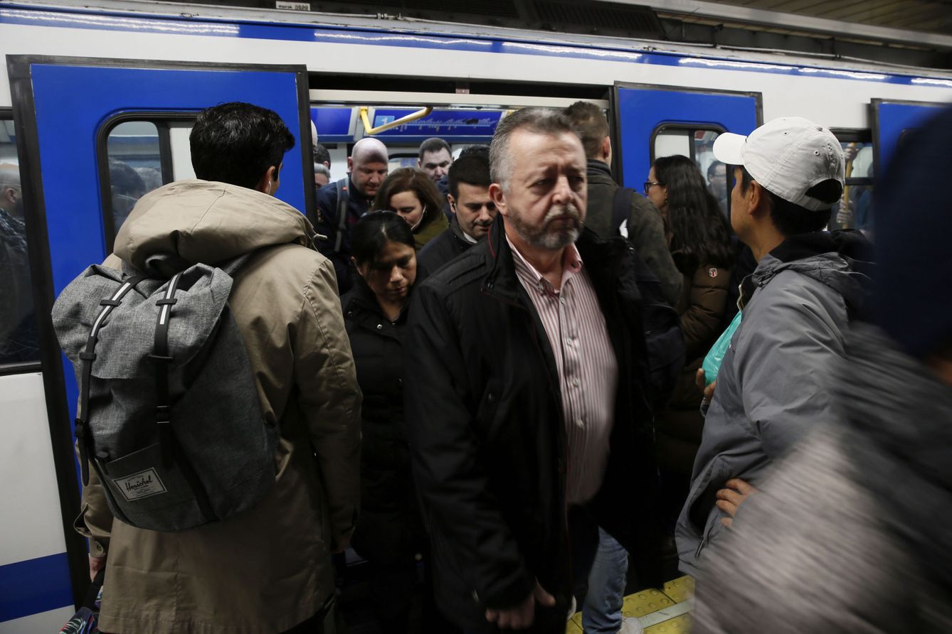 Aglomeración en uno de los trenes del Metro de Madrid. (EFE)