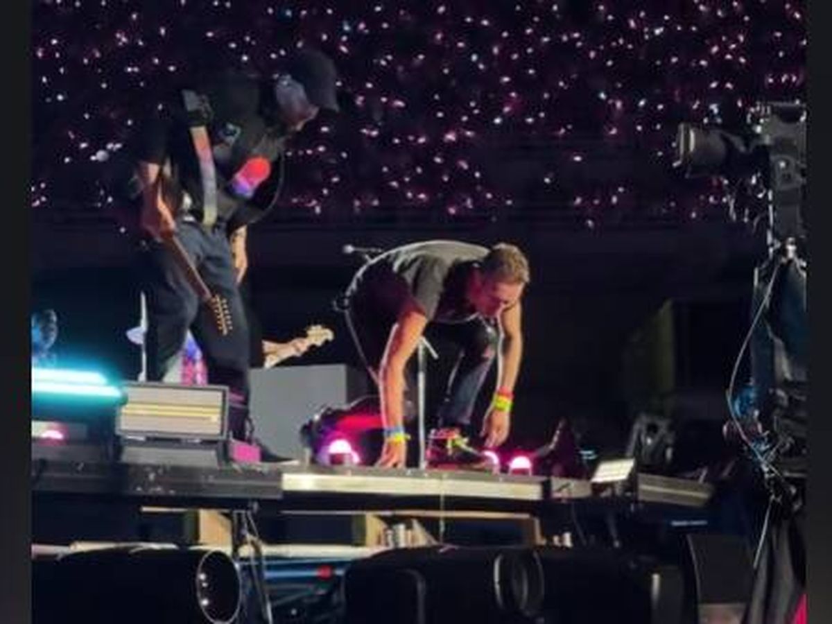 Foto: Chris Martin se ve obligado a detener por un fan el último concierto de Coldplay: "Parad, parad".(TikTok)