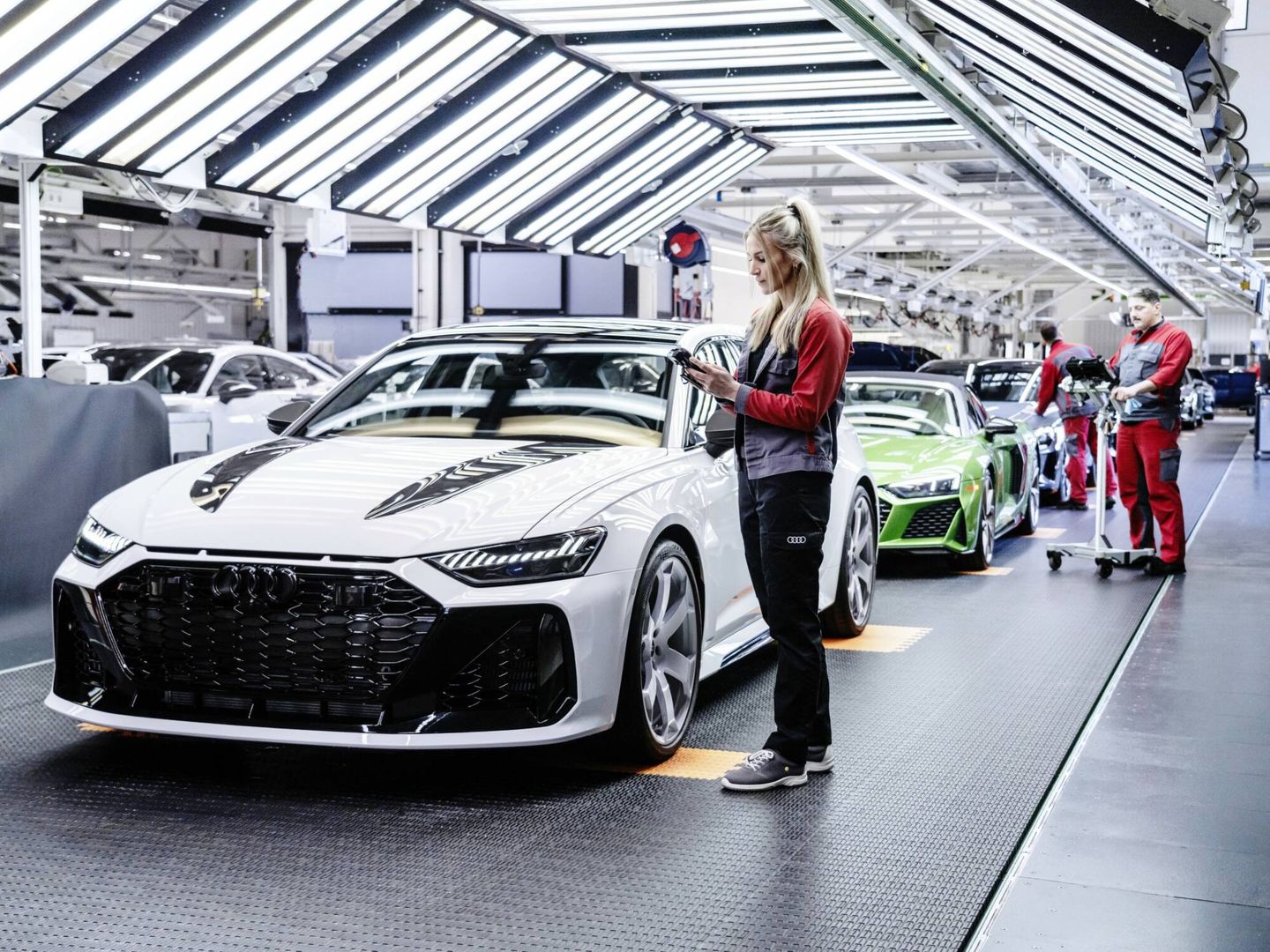 En la planta de Audi de Böllinger Höfe, siete empleados se ocupan del acabado artesanal del coche.