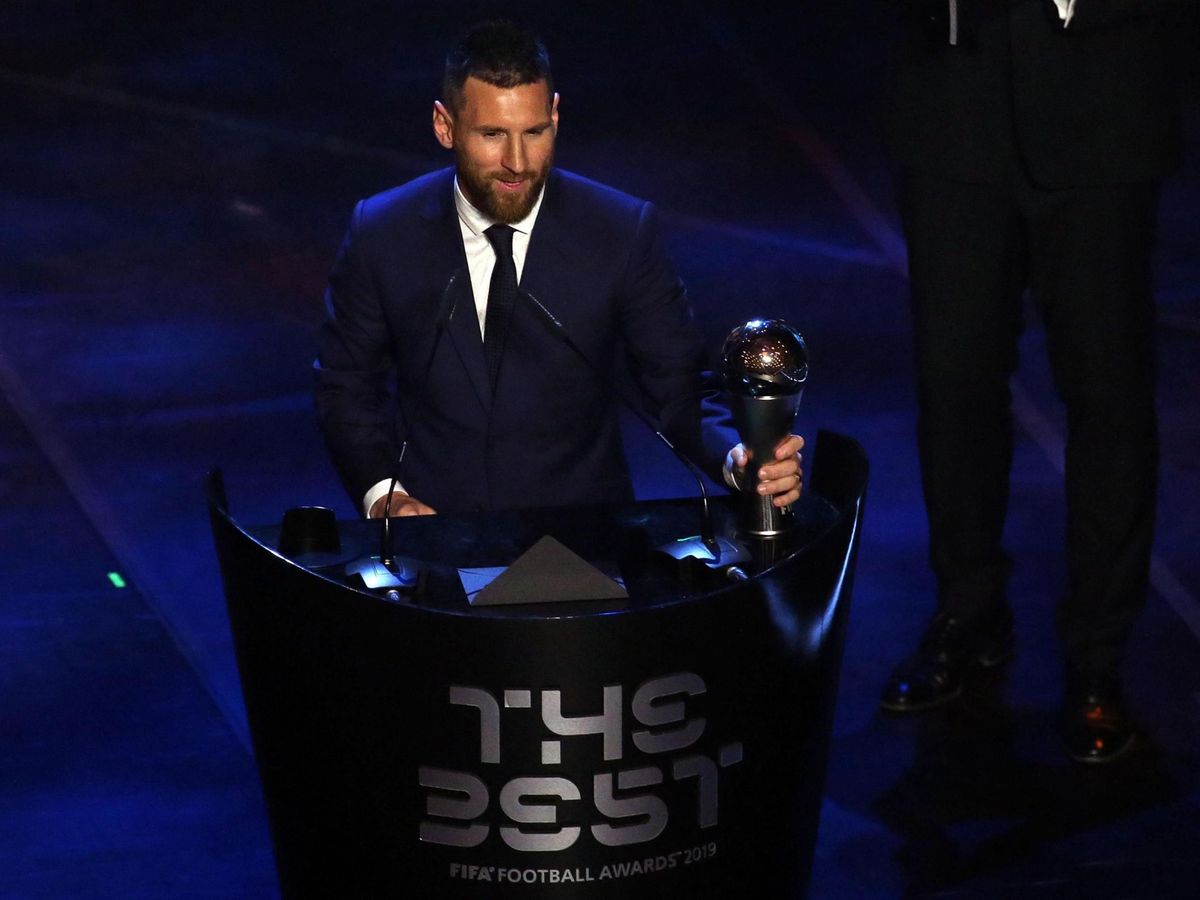 Foto: Lionel Messi recibe el FIFA The Best a mejor futbolista masculino durante la gala de 2019. (EFE/EPA/MATTEO BAZZI).