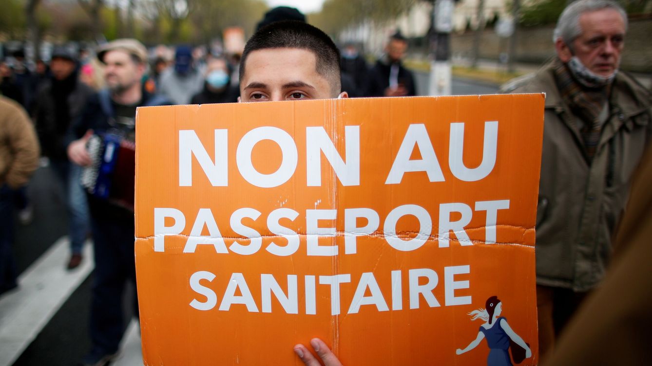 Foto: Protestas contra el pasaporte sanitario en París. (Reuters)