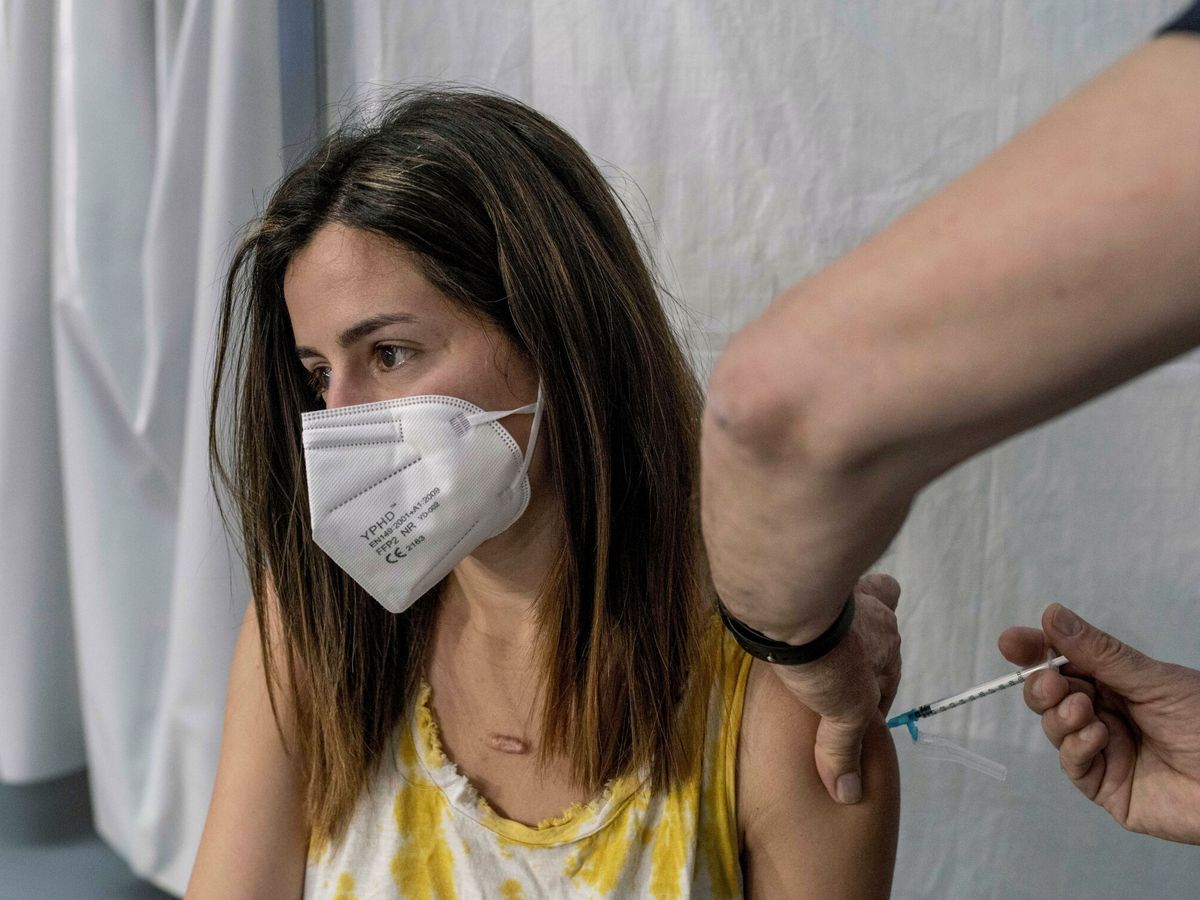 Foto: Una joven recibe la vacuna contra el covid en Galicia. (EFE)
