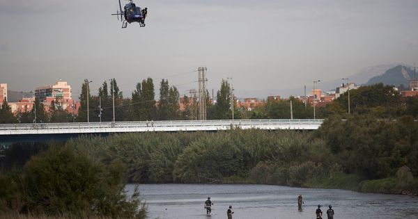 Foto: Agentes de los Mossos d'Escuadra y de los Bomberos trabajan en un dispositivo de búsqueda para localizar el cuerpo de un bebé que su padre habría lanzado al rio Besòs. (Efe)