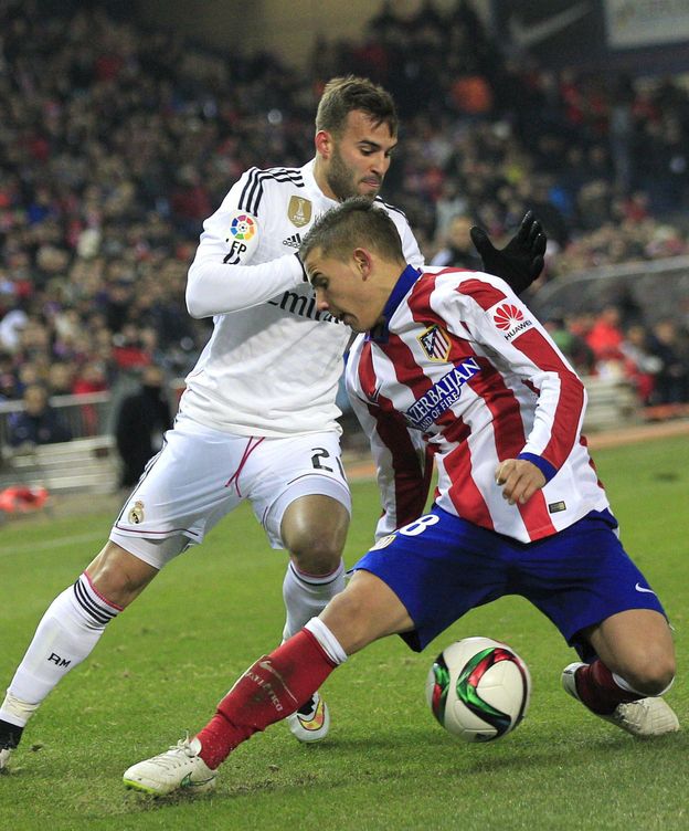 Foto: Lucas Hernández ante Jesé en un Atlético de Madrid-Real Madrid (EFE)
