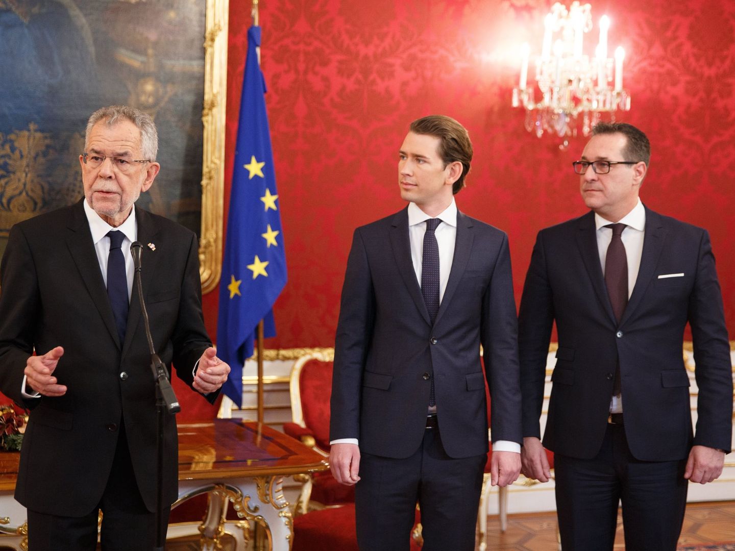 El presidente austriaco Alexander Van der Bellen habla ante los medios con Kurz y Strache. (EFE)