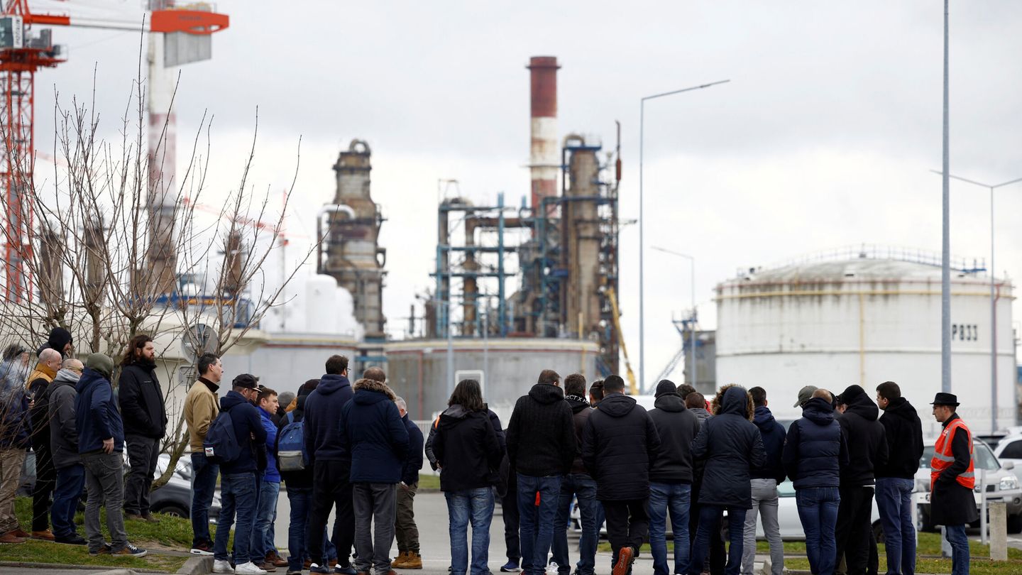 Huelga de trabajadores en la planta de TotalEnergies en Donges, cerca de Saint-Nazaire. (Reuters/Stephane Mahe)