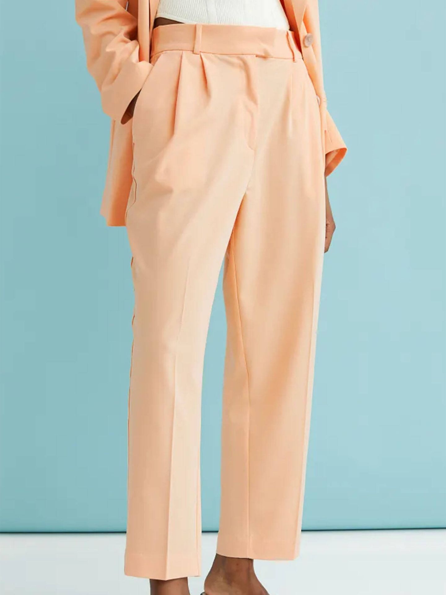 Un pantalón similar al de Zara, en color tendencia. (HyM/Cortesía)