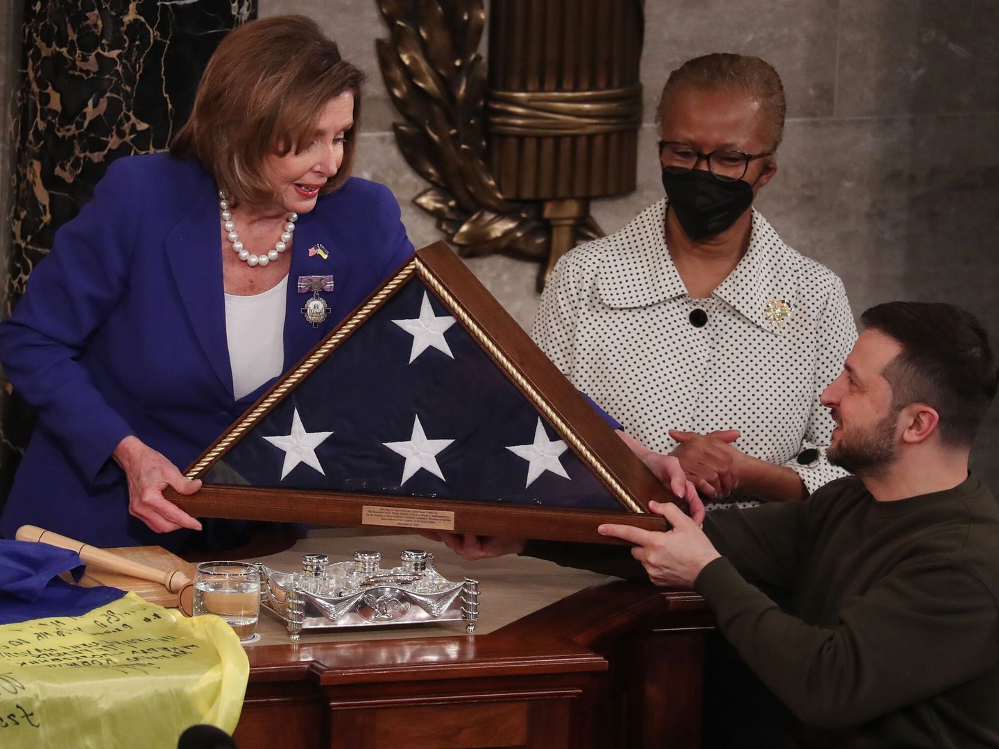 Zelenski recibe una bandera americana de manos de Nancy Pelosi. (EFE/Michael Reynolds)