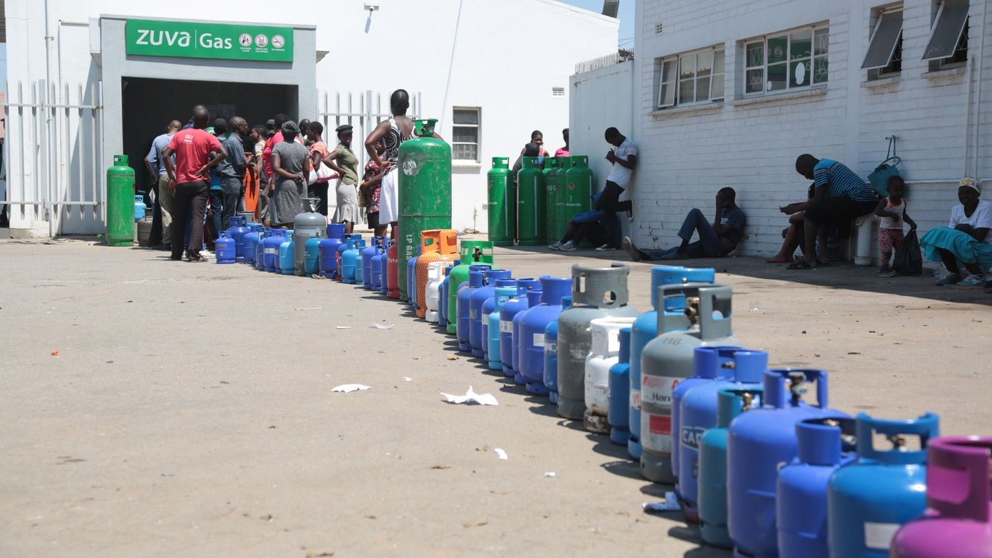 Una cola para obtener gas licuado, escaso en Zimbabue. (EFE)