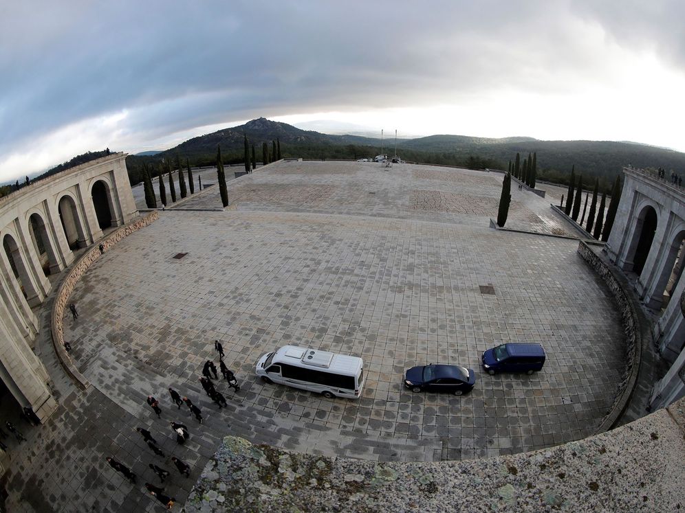 Foto: Los restos de Franco se trasladan hoy del Valle de los Caídos a Mingorrubio. (Efe)