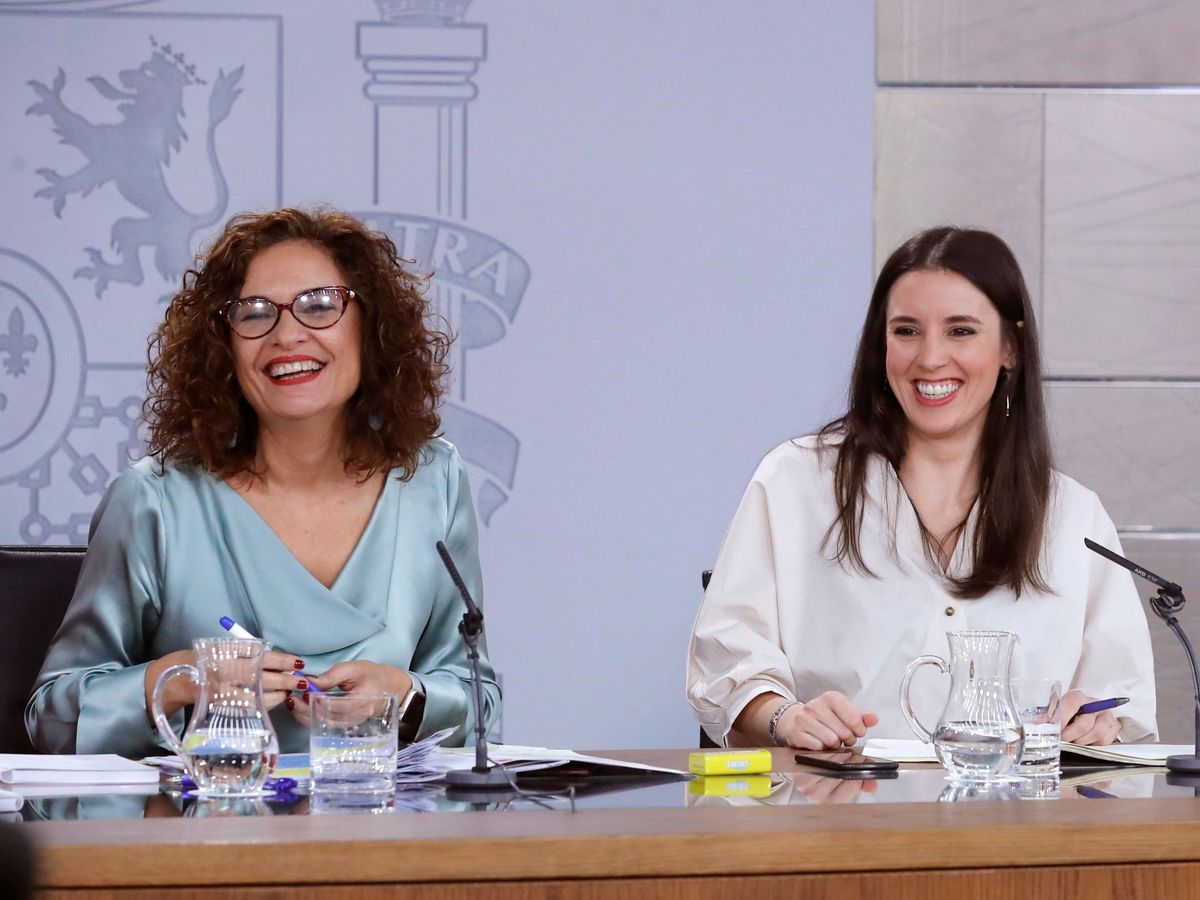 Foto: María Jesús Montero, portavoz del Gobierno, con Irene Montero, ministra de Igualdad, este 17 de enero en la Moncloa. (EFE)