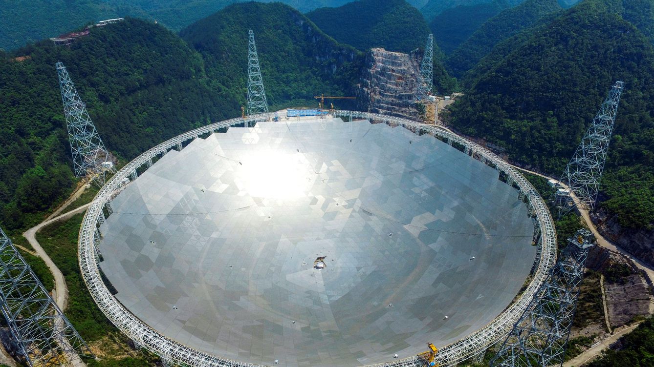 Foto: El radiotelescopio de 500 metros de diámetro FAST en Pingtang, Guizhou, China.