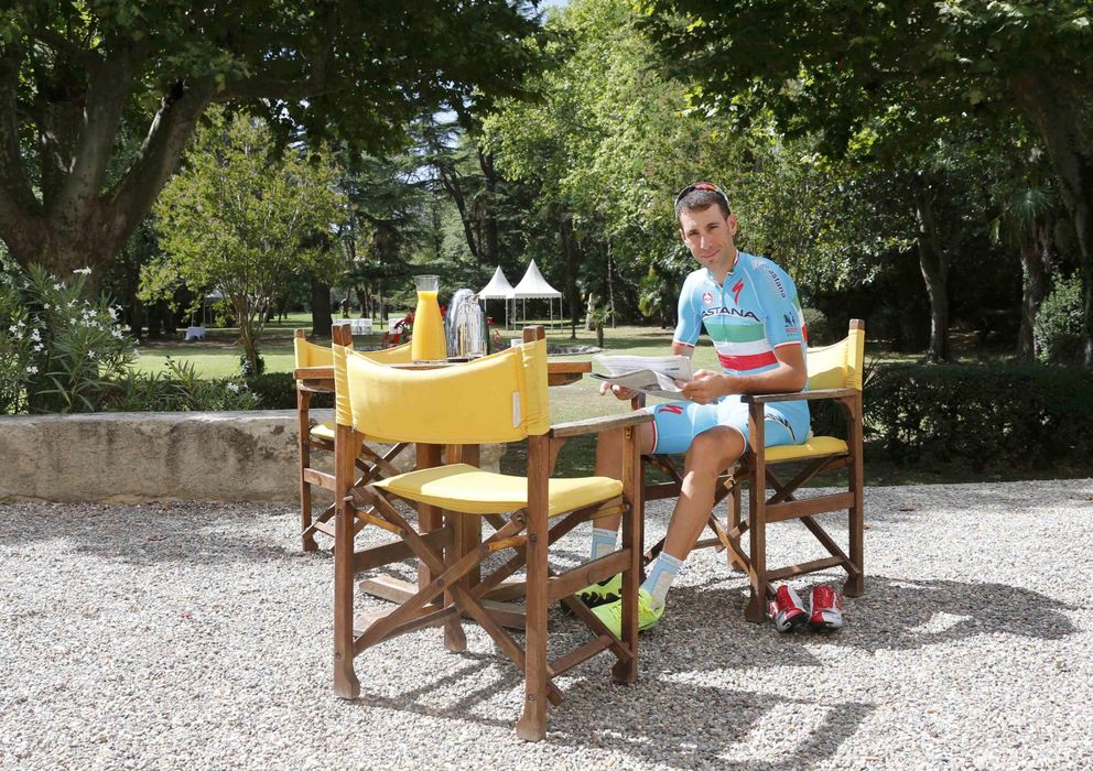 Foto: Vincenzo Nibali se relaja con un reconfortante desayuno mientras lee la prensa durante el segundo día de descanso del presente Tour. 