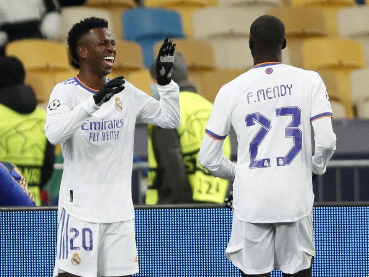 Foto: Mendy celebra con Vinícius uno de sus goles. (Reuters)