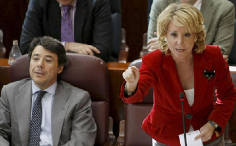 Foto: PSOE e IU plantan a Aguirre en protesta por el fin de la comisión de espionaje
