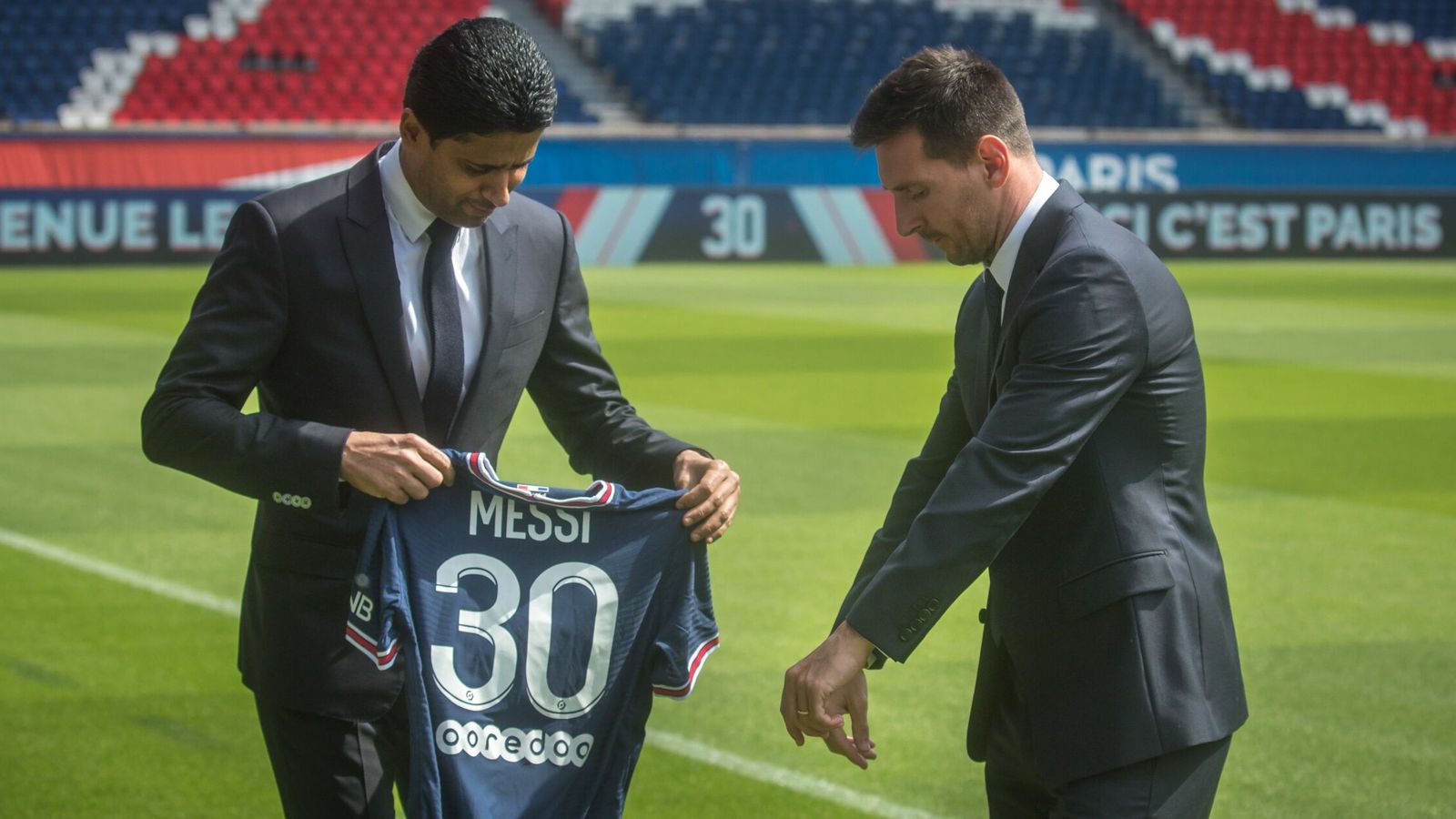 El presidente del PSG, Nasser Al-Khelaifi, presenta a Leo Messi. (EFE)