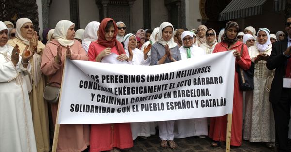 Foto: Los peregrinos de Melilla a La Meca guardan un minuto de silencio en memoria de las víctimas de los atentados en Cataluña. (EFE)