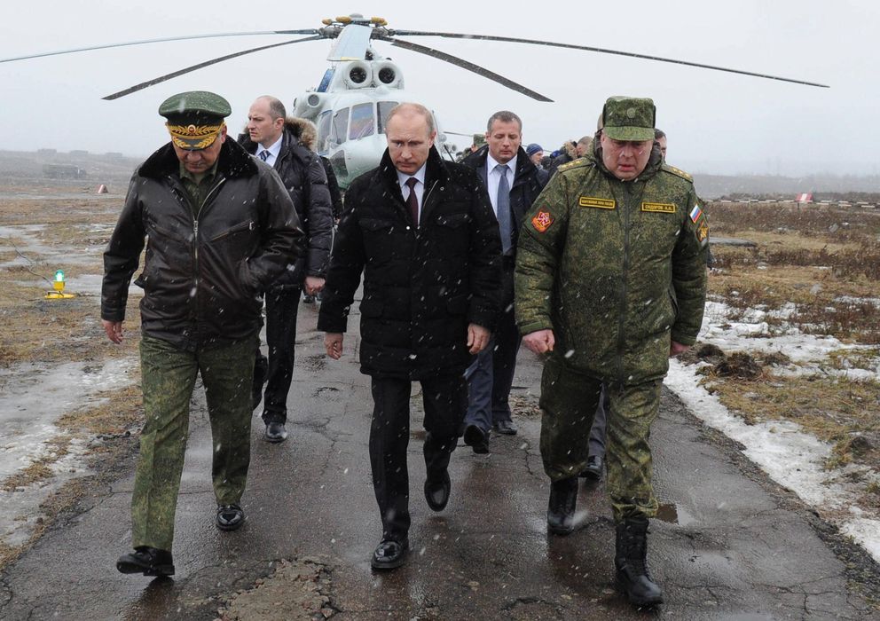 Foto: El presidente de Rusia, Vladímir Putin (c), y el ministro ruso de Defensa, Sergei Shoigu (i), a su llegada al terreno de pruebas militares de Kirillovsky. (EFE)