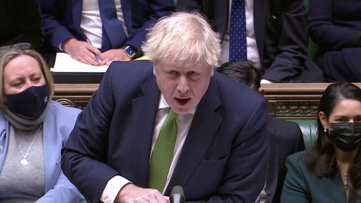 Boris intenta paliar el 'partygate' mientras en su partido crece una rebelión en su contra