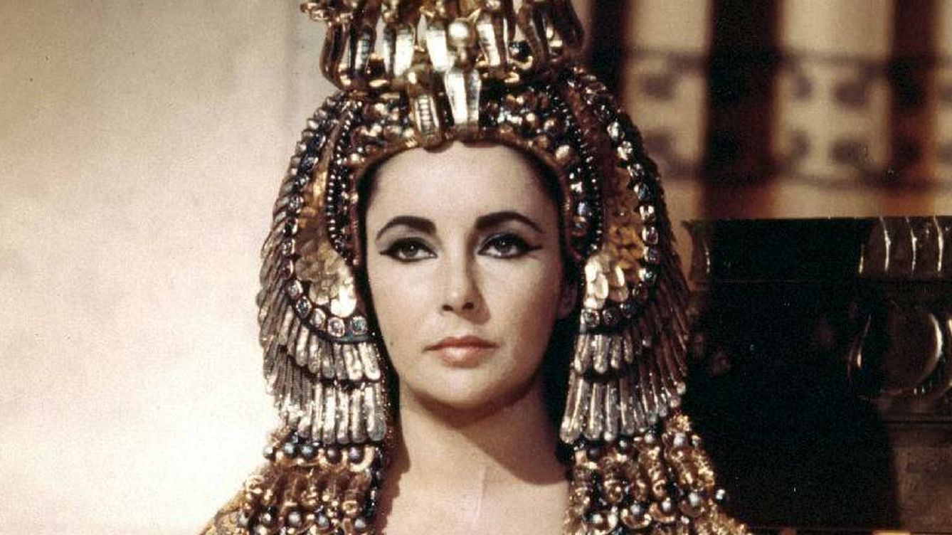 'Cleopatra' cumple 60 años: Elizabeth Taylor al borde de la muerte, un adulterio, 30 pelucas y 125 joyas