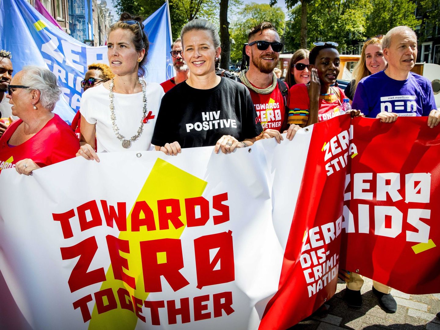 Mabel de Holanda, a la cabeza de una manifestación por la lucha contra el sida. (EFE)