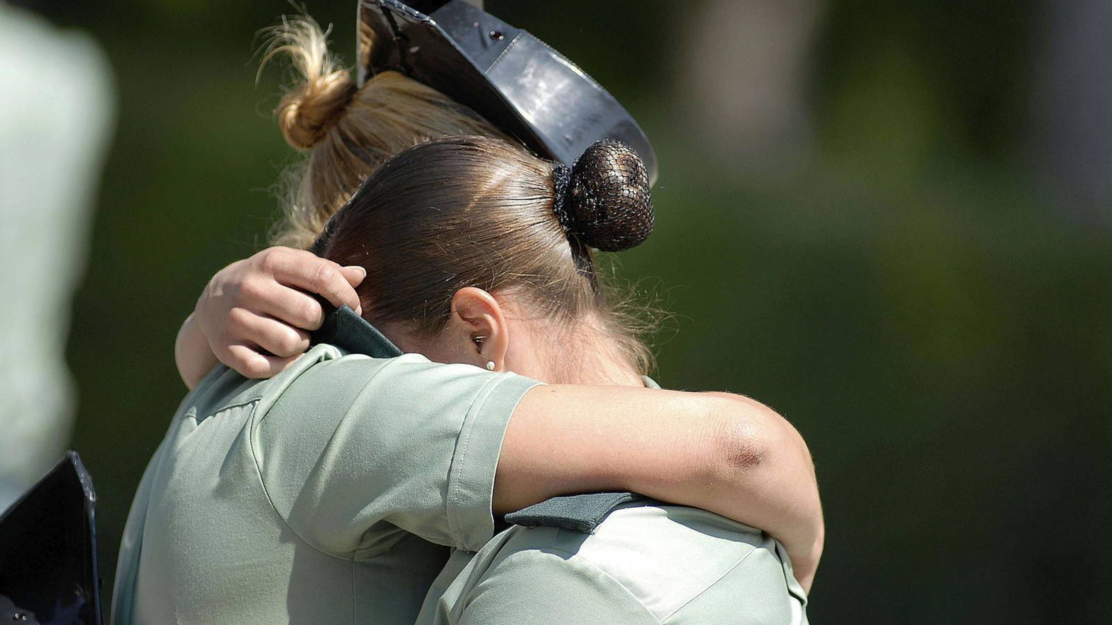 Foto: Dos agentes de la Guardia Civil se funden en un abrazo. (EFE)
