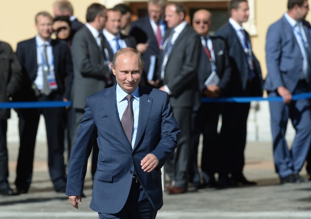 Foto: El presidente de Rusia, Vladímir Putin (c), a su llegada a la foto de familia de los líderes del G20. (EFE)