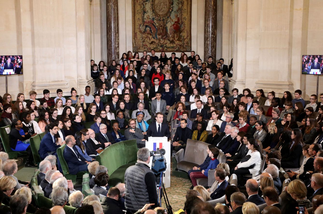 Macron presenta su plan ante miembros de la Academia Francesa y otros invitados en el Día Internacional de la Francofonía, el 20 de marzo de 2018. (Reuters)